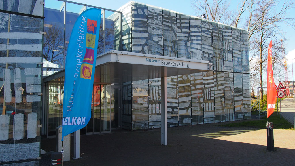 De entree van Museum Broekerveiling: op de gevel zijn foto's van het Rijk der duizend eilanden verwerkt.