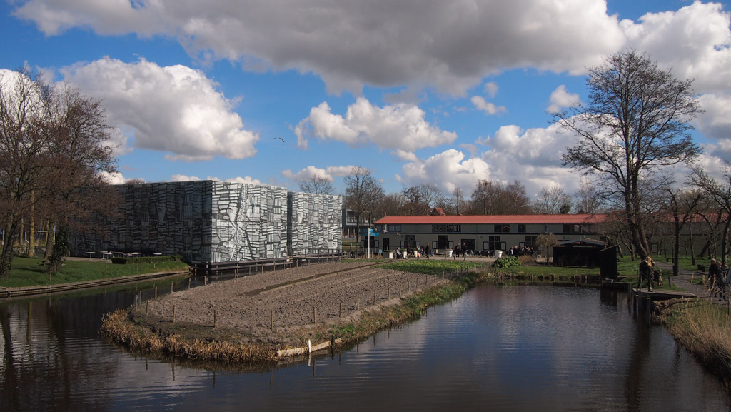 Het buitenterrein met links de tentoonstellingsruimte en rechts de veilinggebouwen.