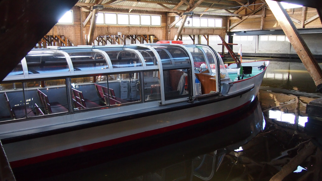 Bij binnenkomst kunnen we bijna direct instappen in de rondvaartboot.