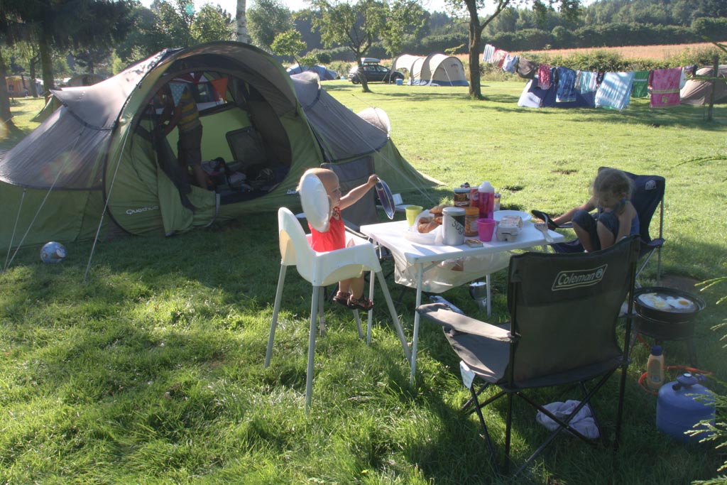 Een fijn plekje op het tentenveld van Camping Auf Kengert in Luxemburg.