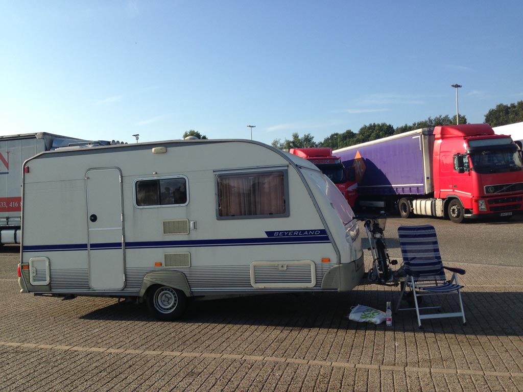 Ik bleef alleen achter met de caravan op een parkeerplaats in België....