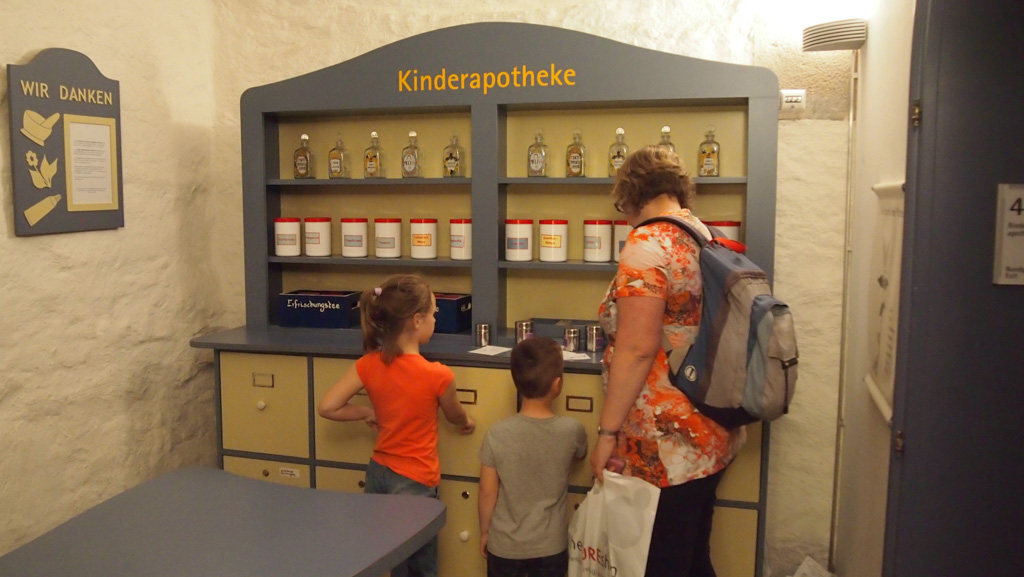 Opdracht voor kinderen in het Apotheekmuseum: geuren herkennen.