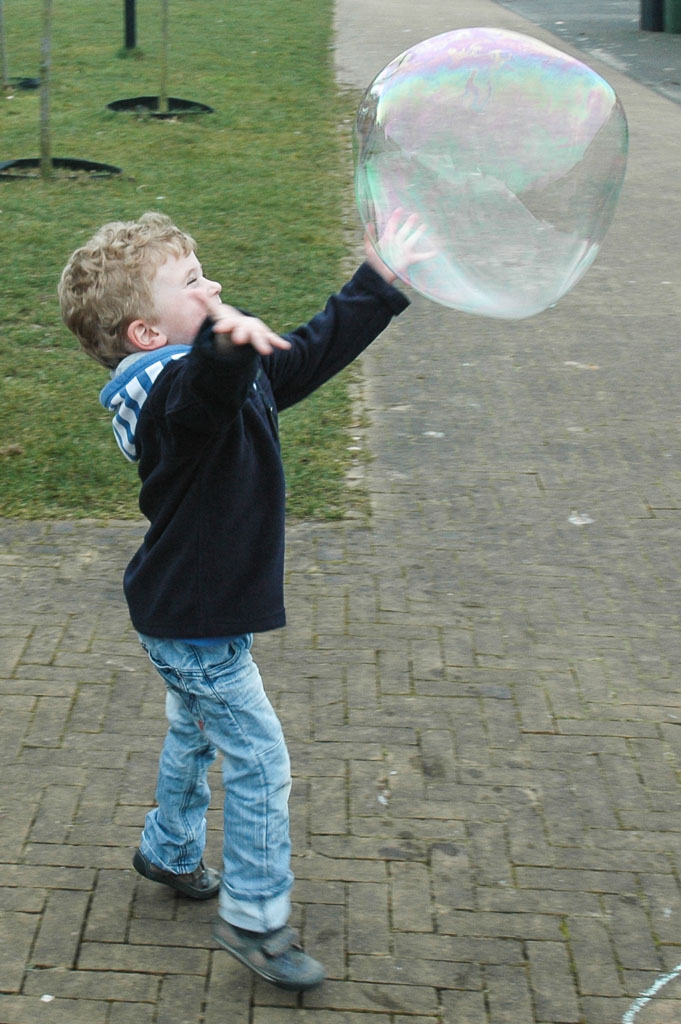 Bellen vangen en kapot maken: kinderen krijgen er geen genoeg van.