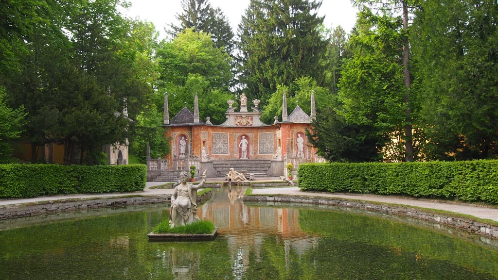 Wasserspiele in Hellbrunn. Het ziet er onschuldig uit, maar je wordt verrast!