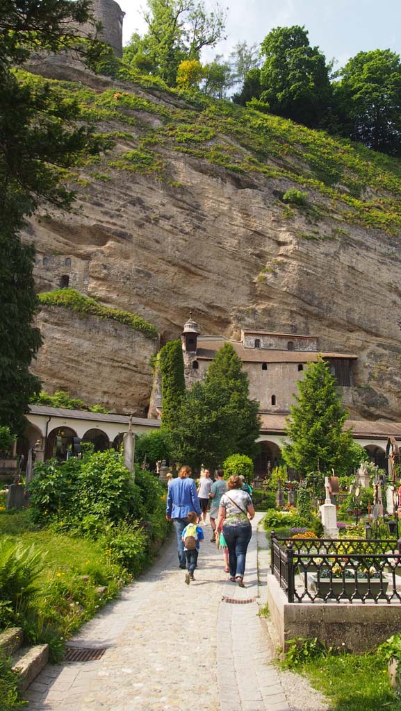 Een van de vele mooie plekjes in Salzburg: deze begraafplaats die verstopt tegen de bergwand ligt.