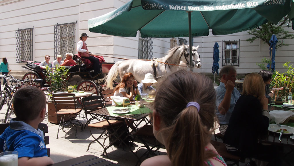 Op het terras van Zwettler's, genieten van het mooie weer en het lekkere eten.