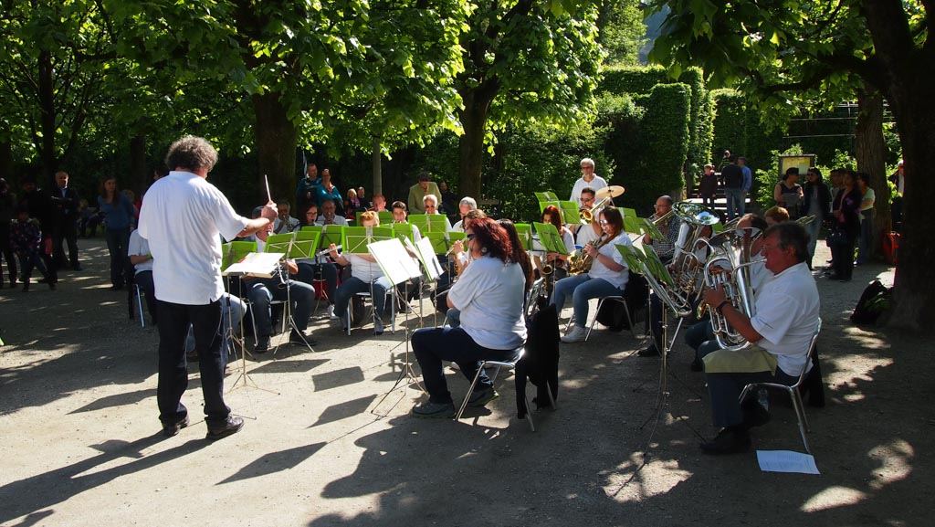 Zo leuk in Salzburg, je kan zomaar een orkest tegen komen dat een concert geeft. Deze troffen we aan in de tuin van Schloss Mirabell.