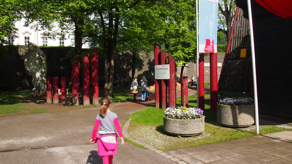 Tijdens je bezoek aan Salzburg met kinderen is het ook fijn als ze even kunnen spelen in een speeltuin. Deze speeltuin ligt naast de tuinen van Schloss Mirabell en achter het Marionettentheater.