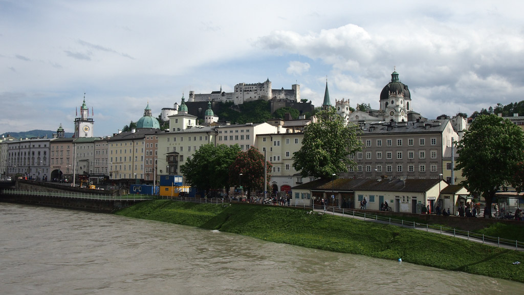 Zicht op Salzburg met het kasteel dat hoog boven het centrum uitsteekt.