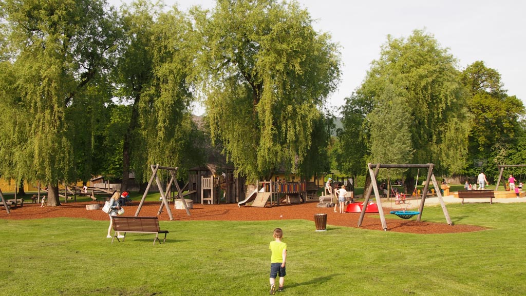 In het park ligt een grote speeltuin met speeltoestellen voor jong en oud, in de schaduw en de zon.