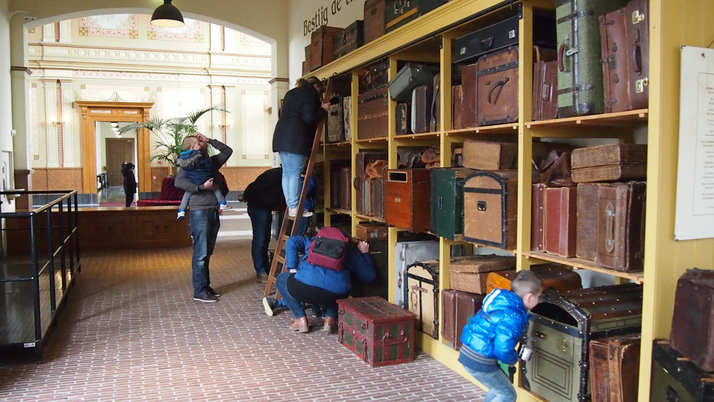 Spoorwegmuseum met kinderen koffers kijken
