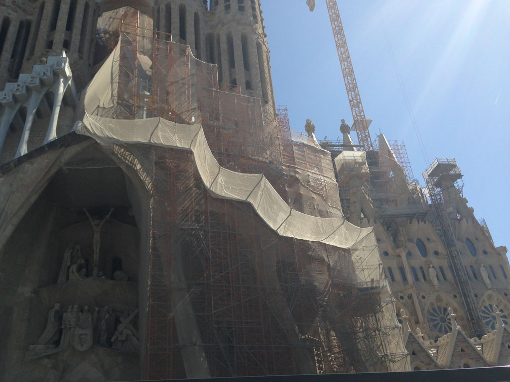 Sagrada Familia vanuit de bus. Later zijn we terug gekomen en hebben we goede foto's gemaakt.