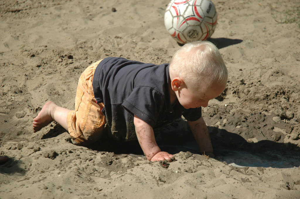 Graven in het modderige zand.