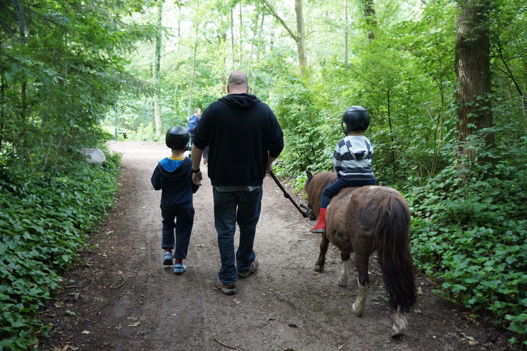 Het eerste ritje op pony Roosje.