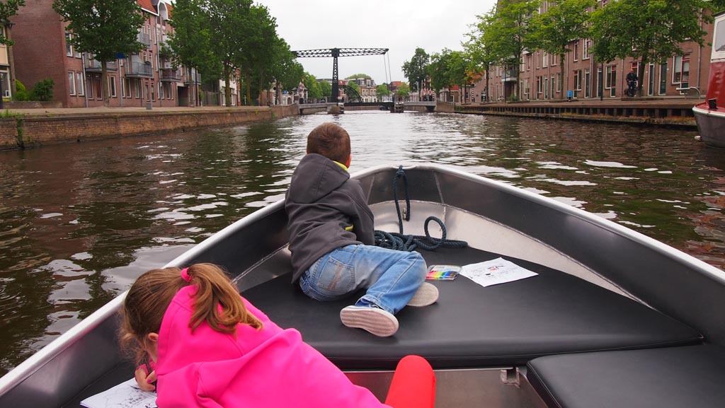 Camiel blijft kijken naar Sneek en Maureen gaat tekenen.