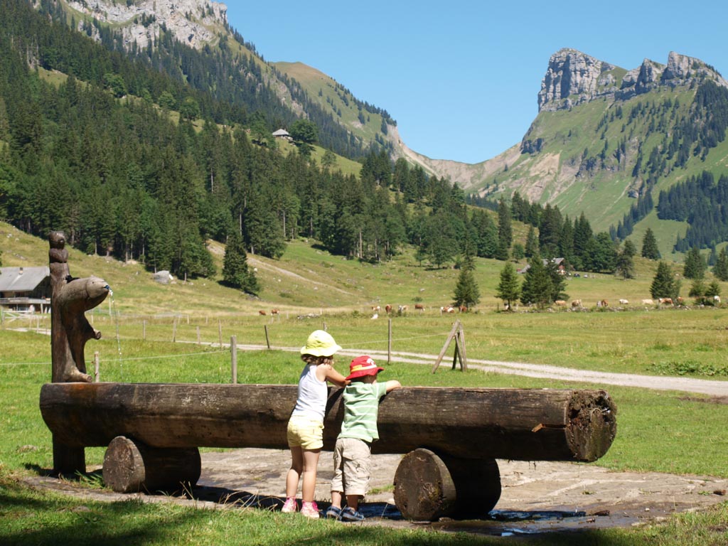 Wandelen-in-de-berg-met-kinderen-pauzeren