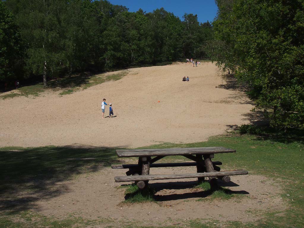 Spelen op de zandberg.