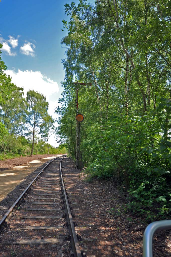 Je fietst over spoorrails die niet meer gebruikt wordt door treinen.