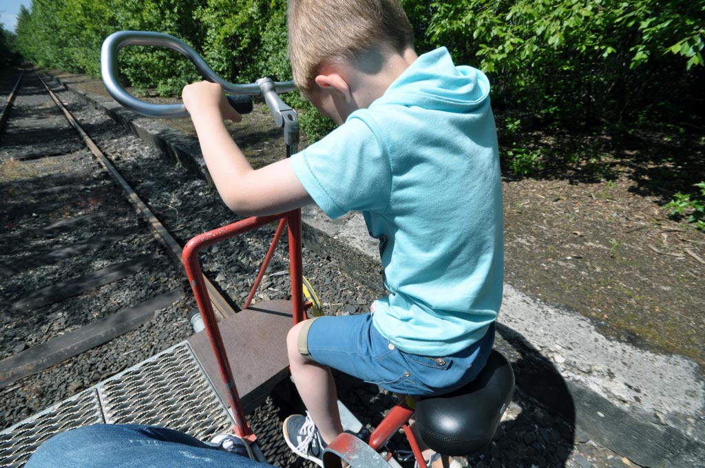 Ook al is Jelmer nog net te klein, hij probeert toch te fietsen.