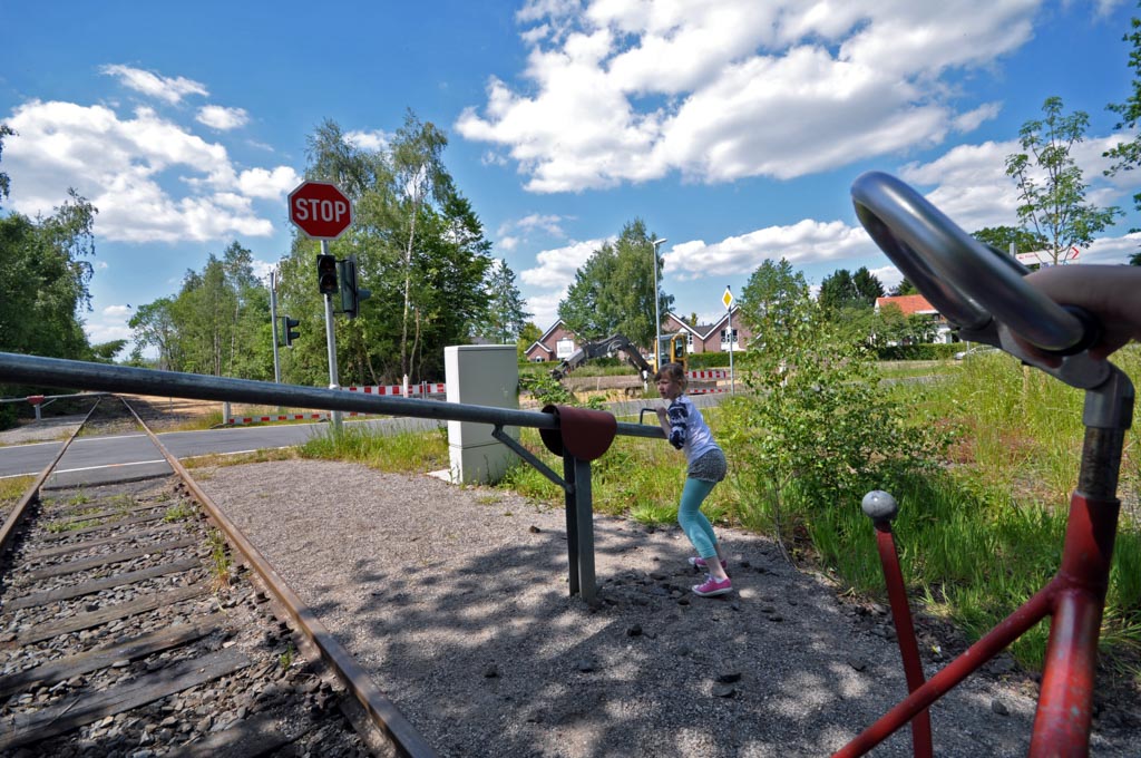 Gelukkig kom je genoeg spoorbomen tegen, dus de kinderen kunnen om en om aan het werk.