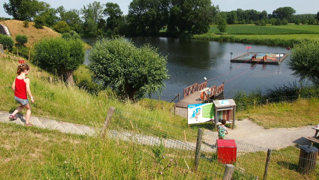 Nederland ligt in het water en met een trekvlot varen we er heen.