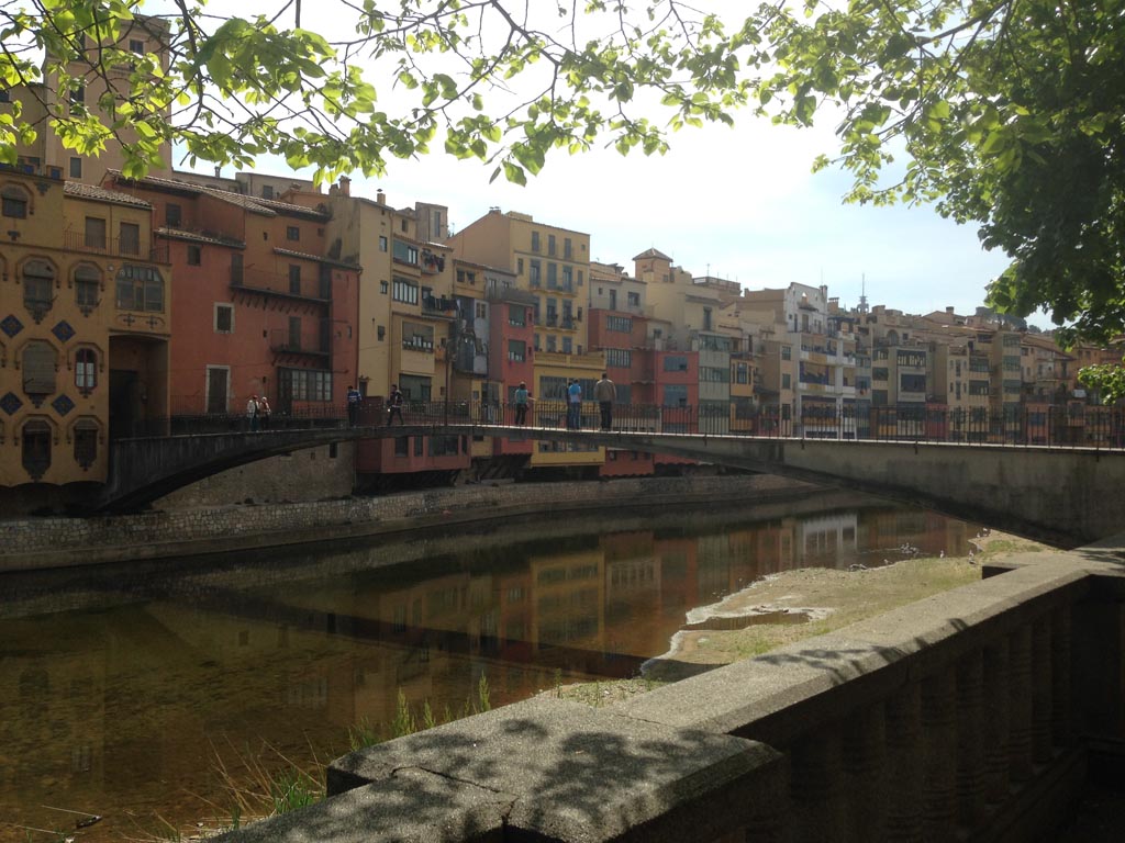 Een van de bekendste plaatjes van Girona: de gekleurde huizen die over de rivier hangen.