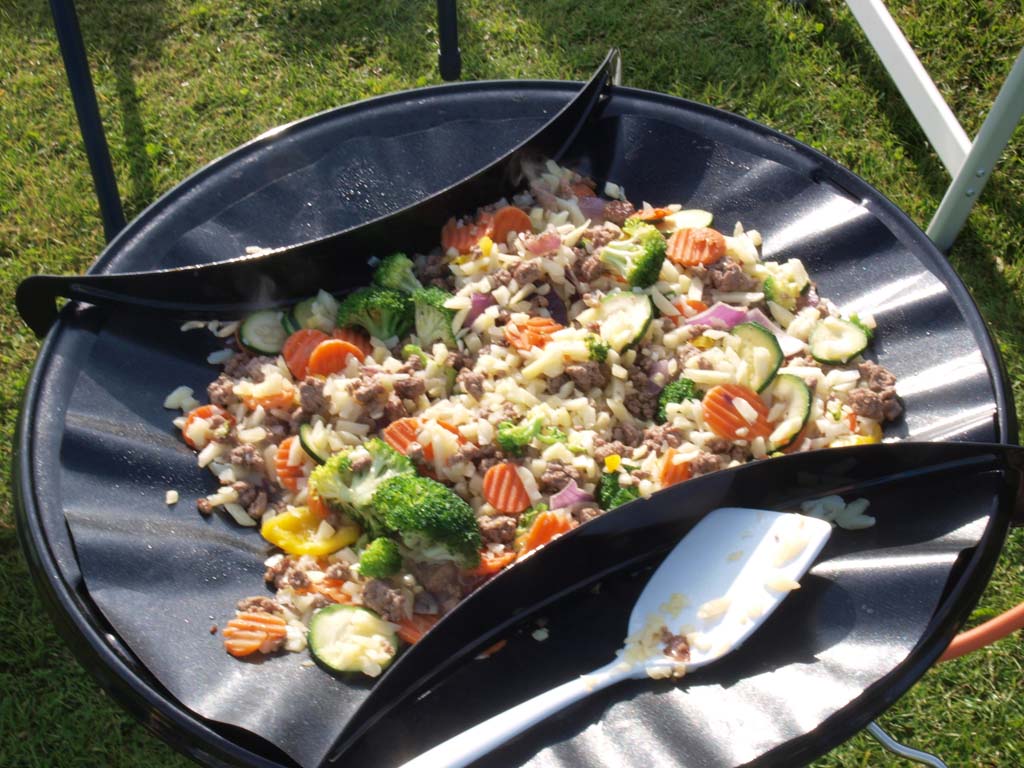 Rosti met gehakt en groente. Lekker makkelijk om te koken op de camping.