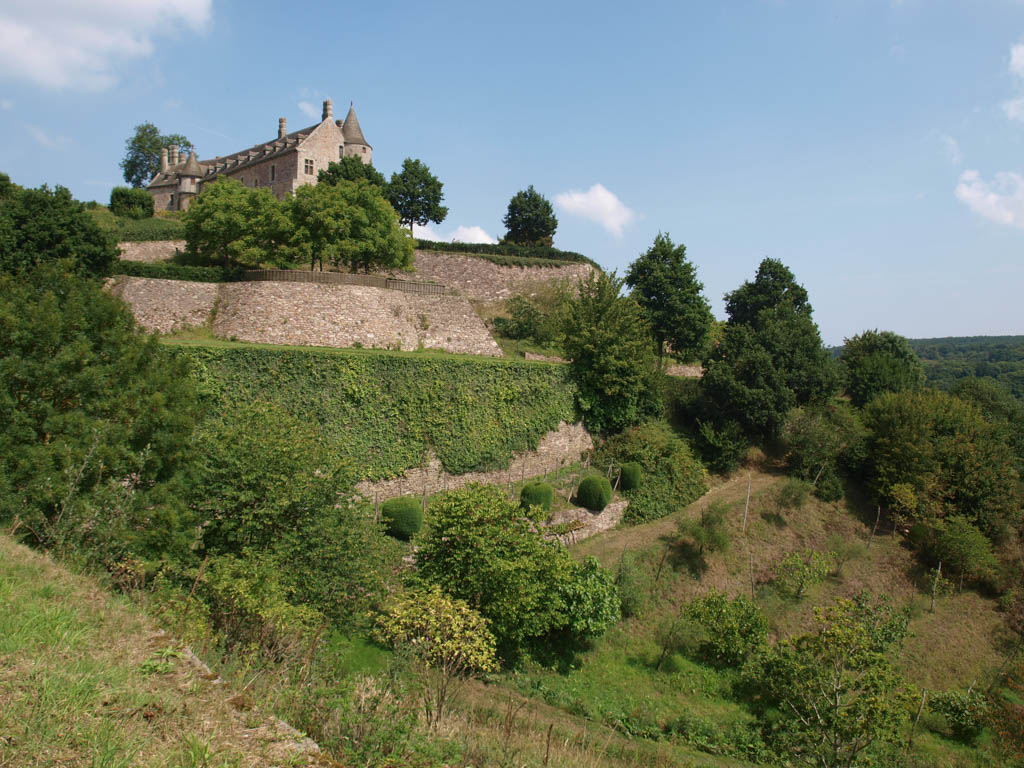 Het kasteel torent overal boven de tuin uit.