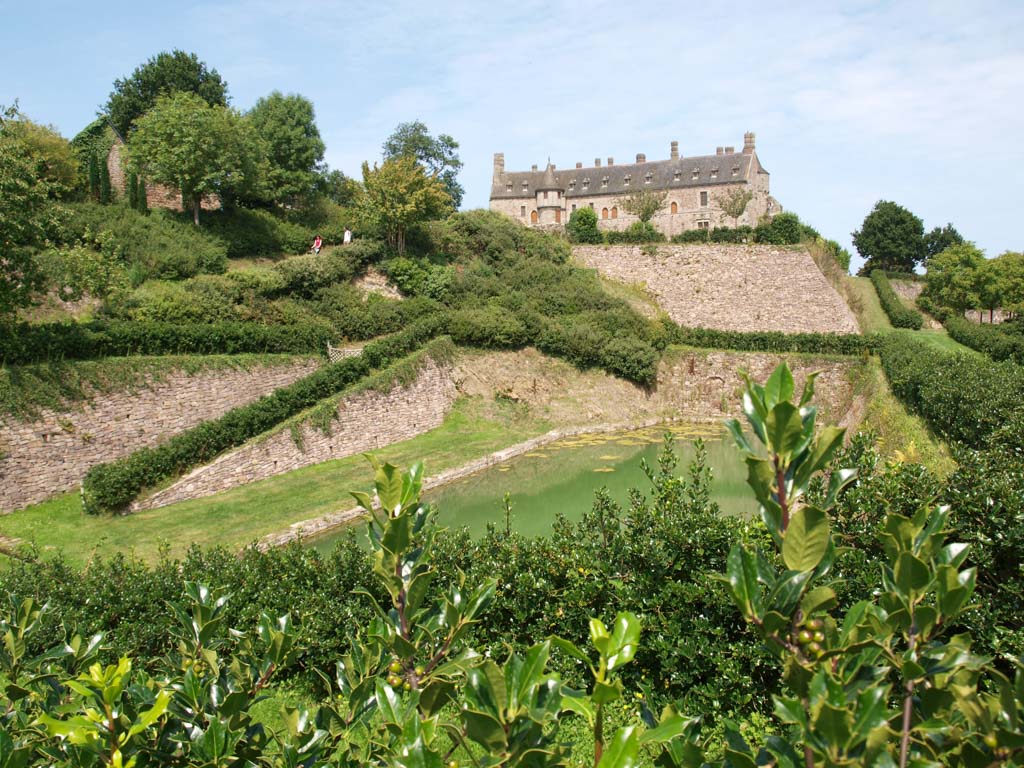 Zicht op het kasteel vanuit de tuin.