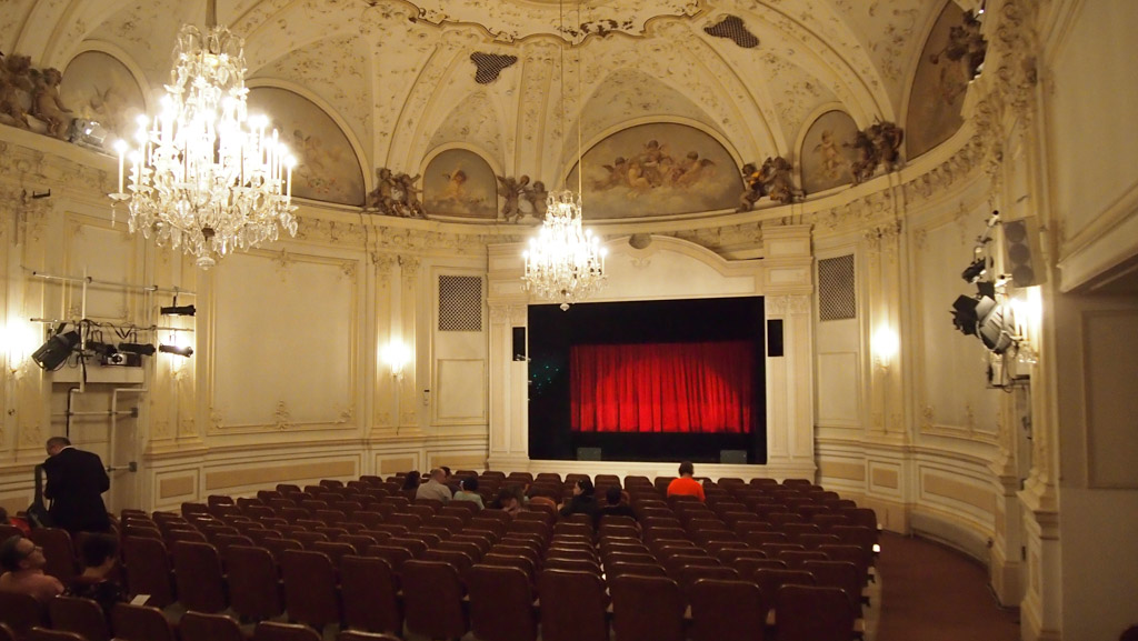 Een echte klassieke theaterzaal.