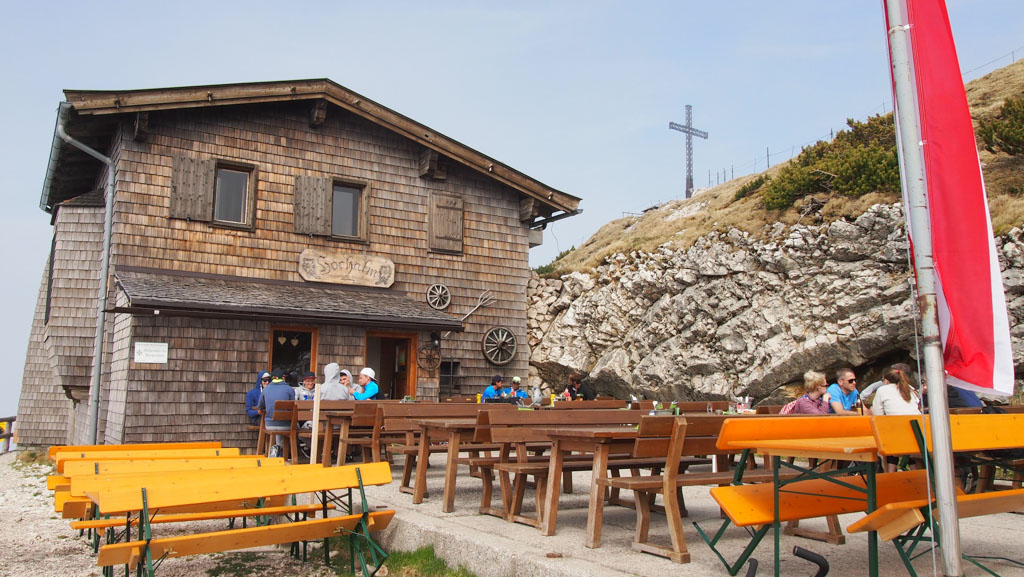 Er is een restaurant bij het station van de Untersbergbahn.