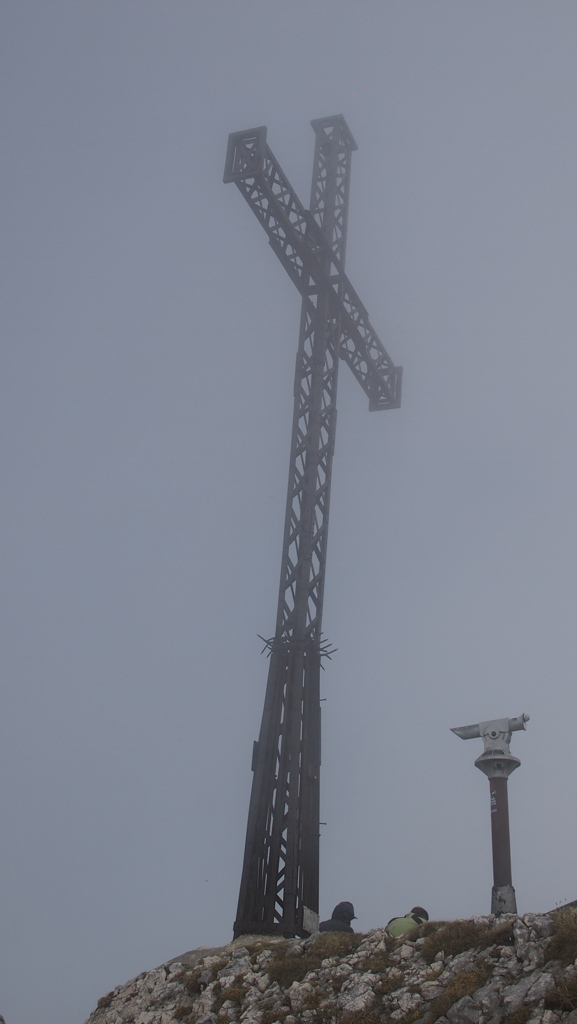 De top van de Untersberg in de mist.