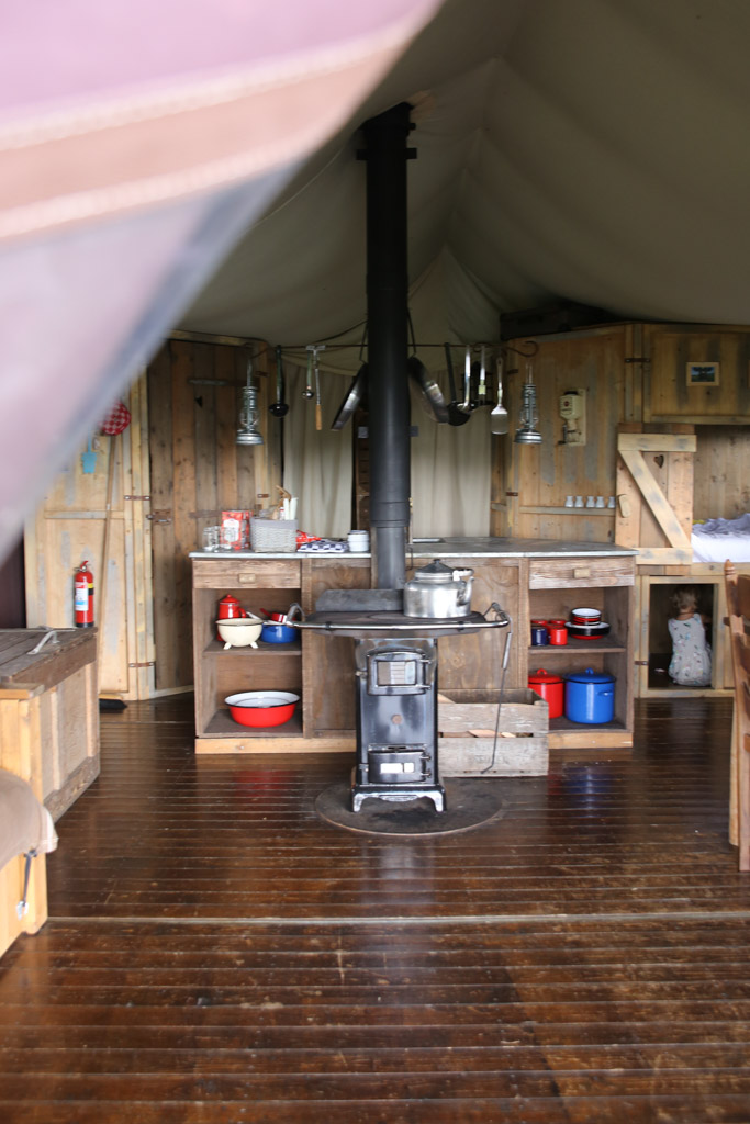 Sfeervolle woonkamer en keuken in de tent.