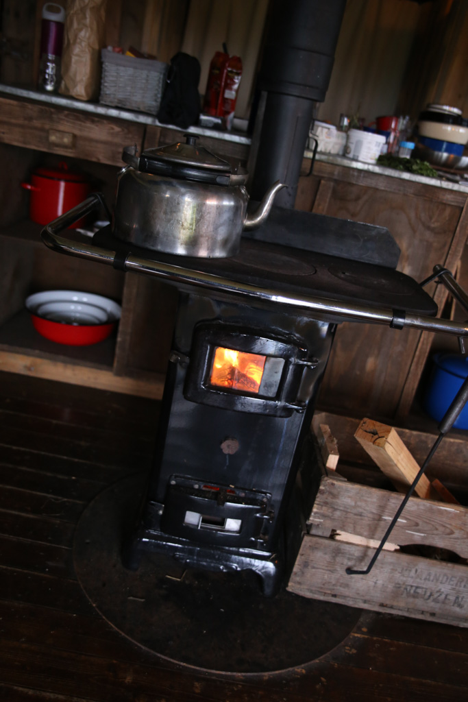 Koken op de houtkachel.