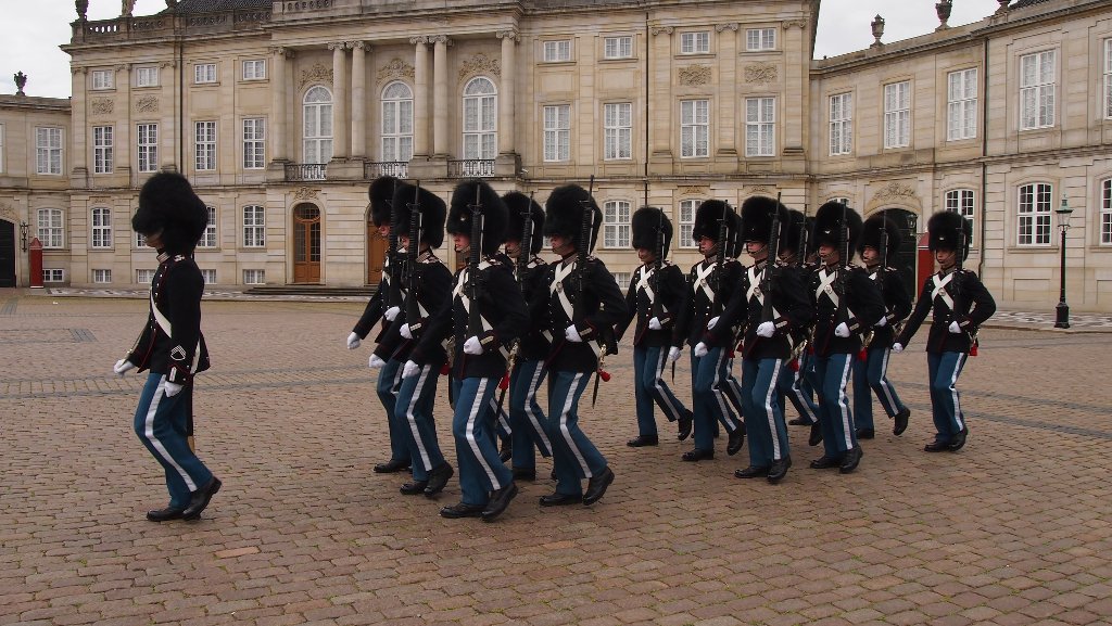 Wisseling van de wacht bij Amalienborg.