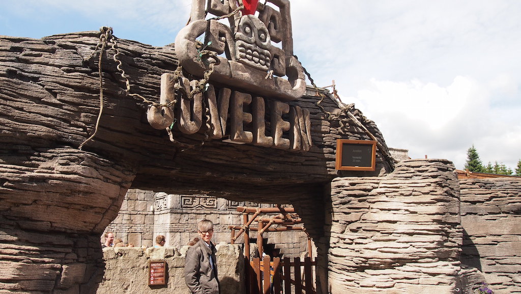 In de rij voor Juvelen, een van de meerdere bijzondere en gave achtbanen in Djurs Sommerland.