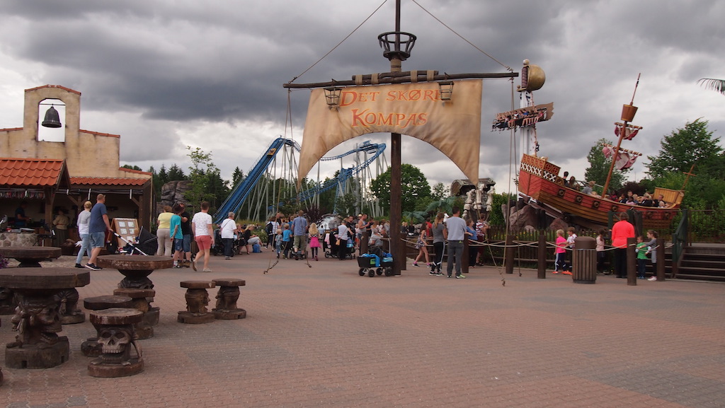 Met Maureen en Camiel in het piratenschip, inclusief medewerker met waterpistool. Hilarisch!