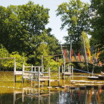 Klimmen en klauteren boven het water.