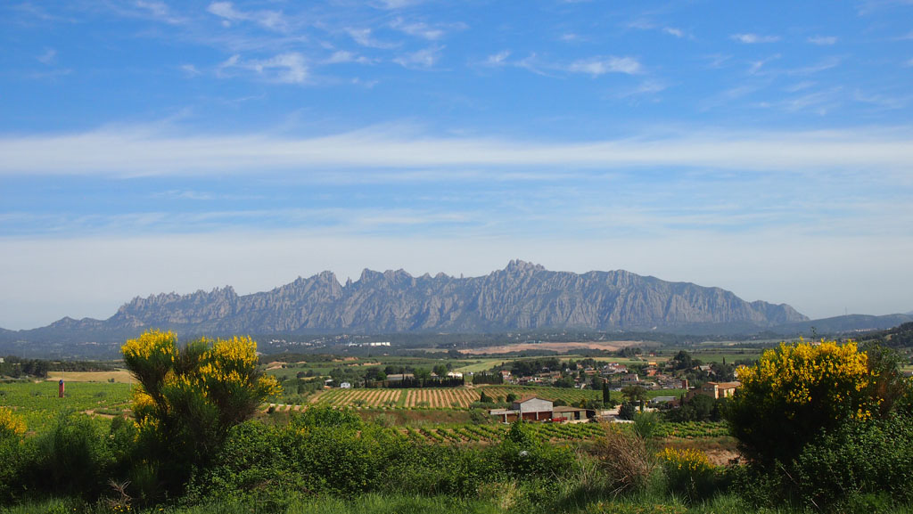 Zicht op Montserrat vanuit de omgeving.