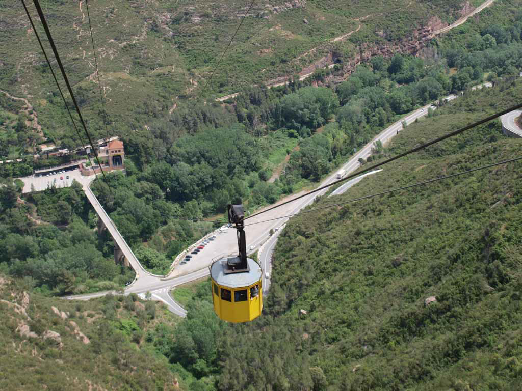 Vanaf de berg zien we het dalstation van de kabelbaan liggen.