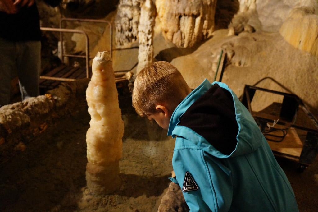B bekijkt de stalagmieten van dichtbij.