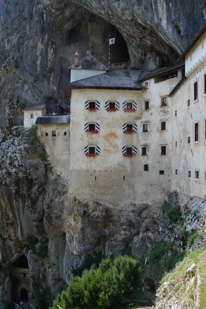 Predjama Castle bij de Postojna grotten.