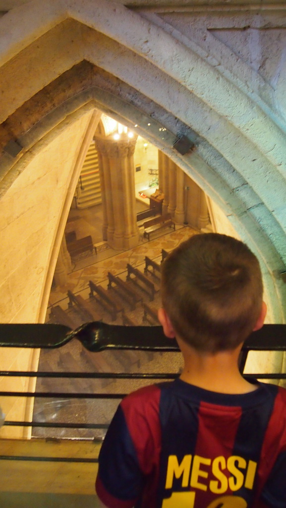 Camiel kijkt naar Gaudi in de crypte onder in de kerk.