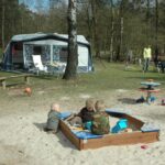 Natuurcamping-De-Harskamperdennen-met-kinderen-1-kampeerplek-naast-een-speelplaats