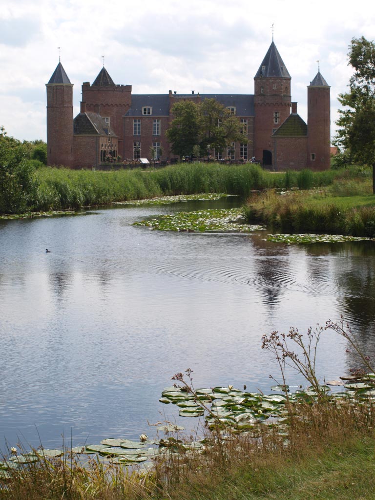 Vanaf deze kant ziet het kasteel er weer heel anders uit.