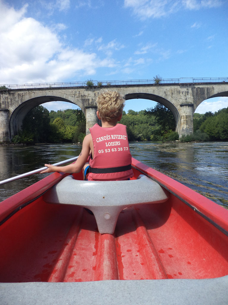 Vanuit een kano beleef je de Dordogne weer op een hele andere manier.