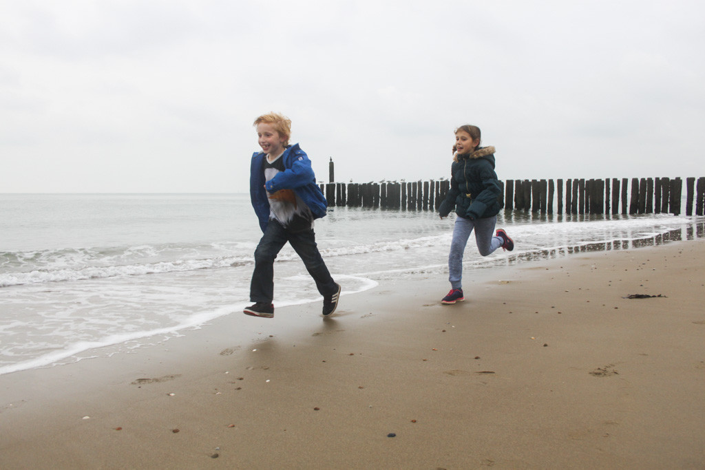 We vermaken ons wel op het strand vlakbij ons huisje.