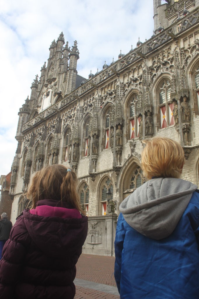 Onder de indruk van de architectuur in het centrum van Middelburg.