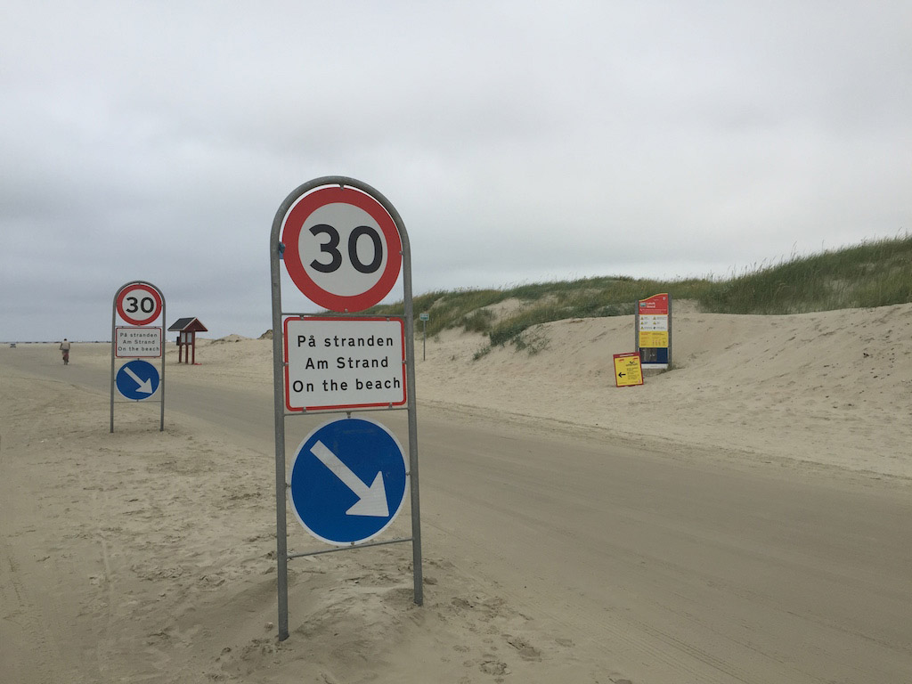Dit kennen we in Nederland niet: je mag met je auto het strand oprijden.