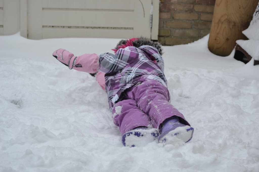 Met de juiste kleding is het lekker spelen in de sneeuw.